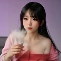 内容审核员阿绫的头像照片,微笑表情,紫色调背景